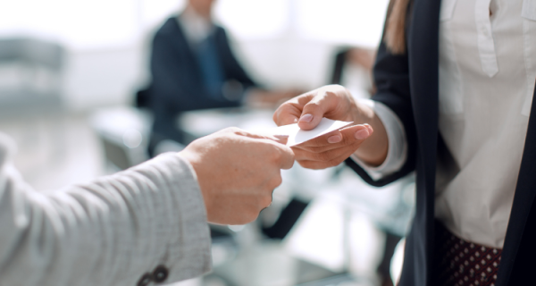 Faut-il encore faire des cartes de visite ?