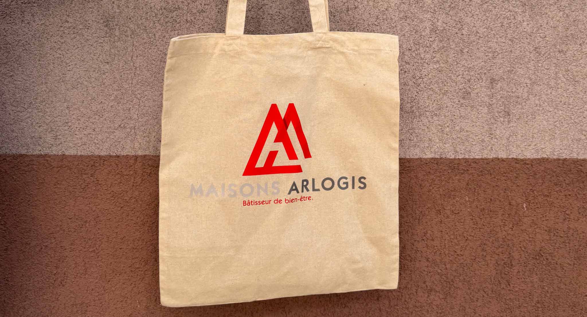 Totebag sur-mesure aux couleurs de Maisons Arlogis Alsace, distribué lors des Portes Ouvertes 2025 pour renforcer la visibilité de la marque.