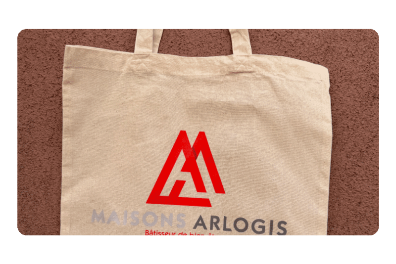 http://Totebag%20Arlogis,%20support%20pratique%20et%20durable%20remis%20aux%20visiteurs%20pour%20prolonger%20la%20visibilité%20de%20la%20marque%20après%20l’événement