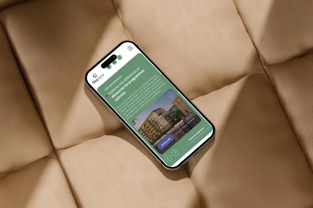 Vue sur un écran de smartphone de la page Références du site Oxymmo, illustrant les appartements vendus et les projets immobiliers réussis. Réalisation Prospectiv* Colmar