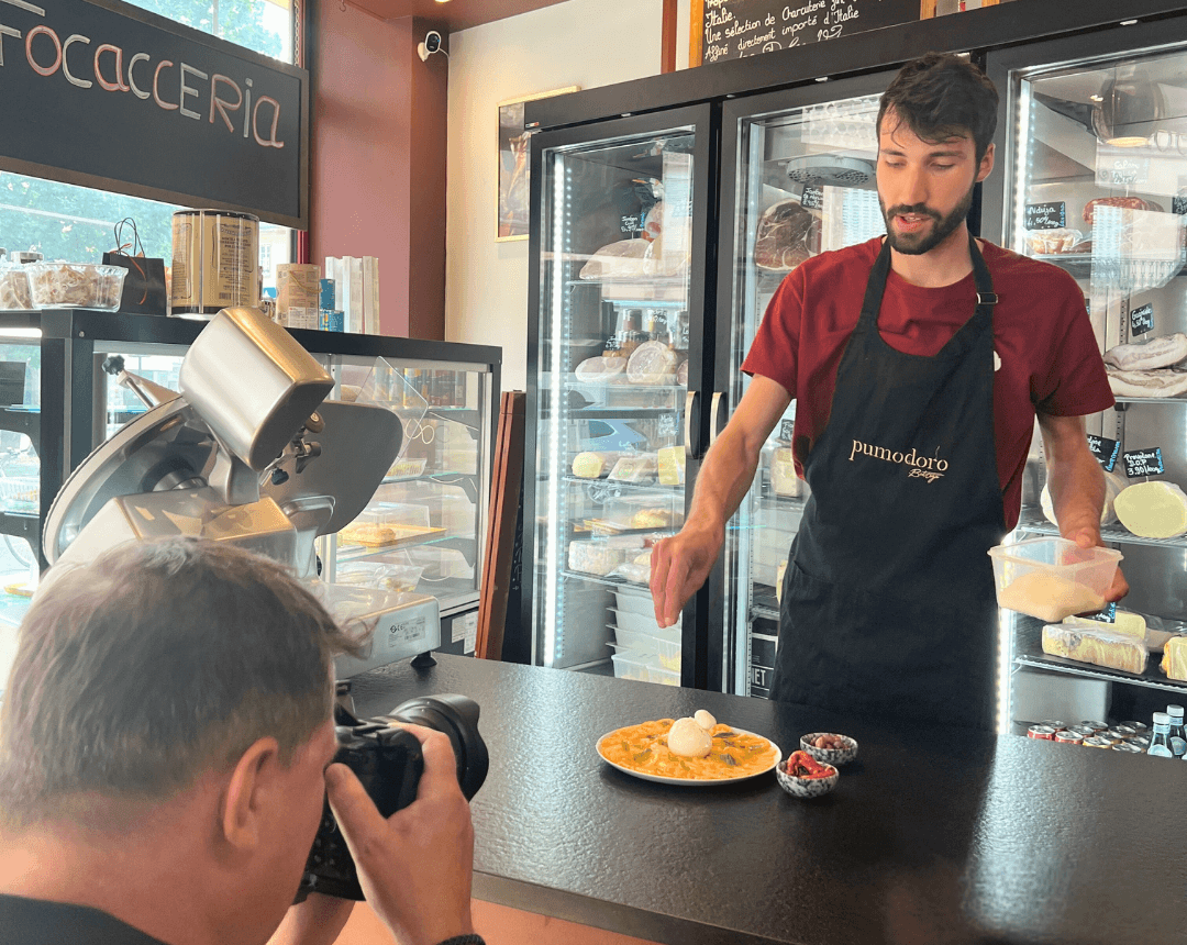 Photographie culinaire en cours de réalisation pour mettre en valeur les plats du restaurant Pumodoro