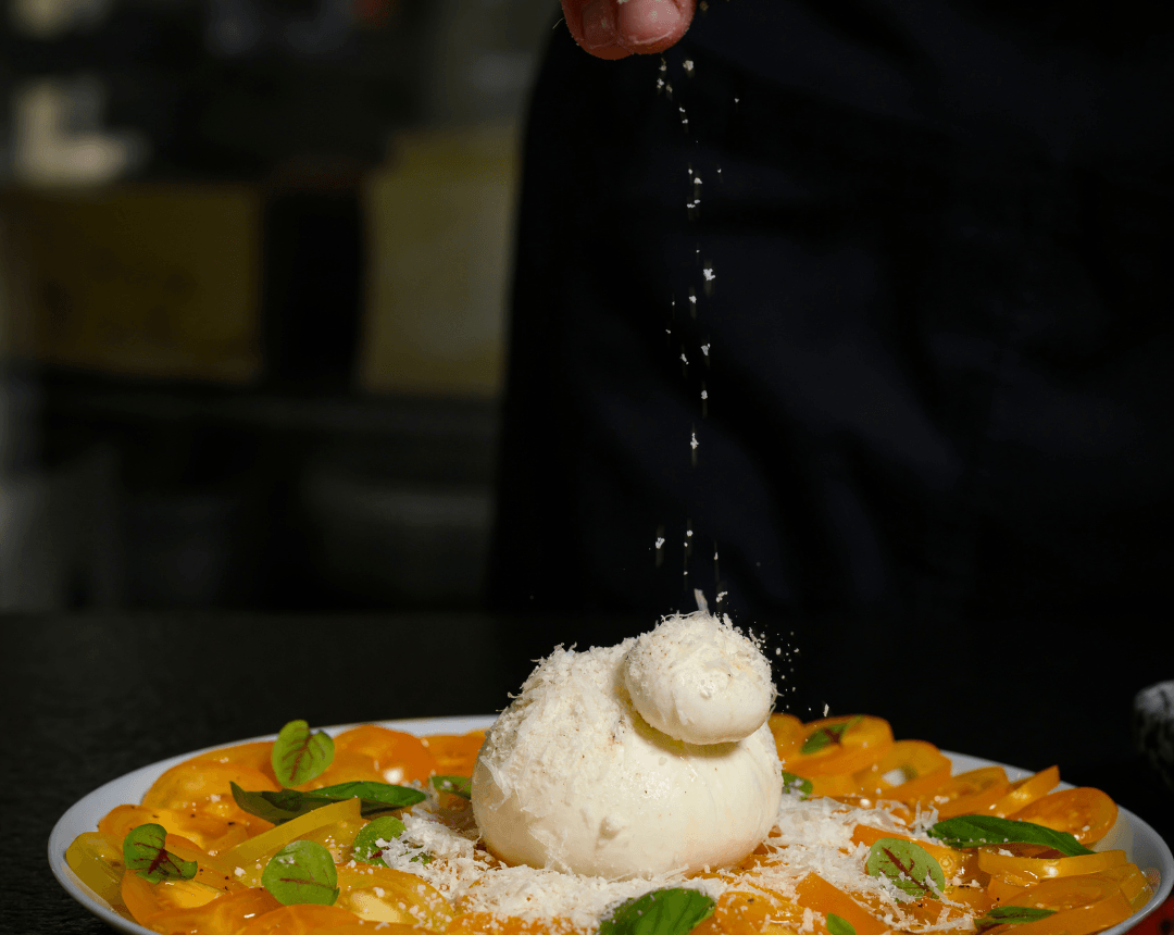 Plat principal du restaurant Pumodoro soigneusement dressé avec des ingrédients frais et colorés