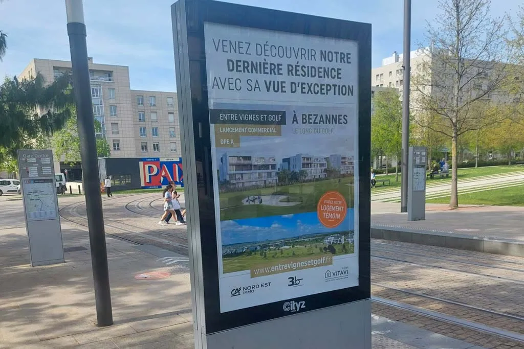 Affiche publicitaire du programme immobilier Entre Vignes et Golf de SAS 3B, dans le cadre d'une campagne OOH à Reims réalisée par PROSPECTIV*.