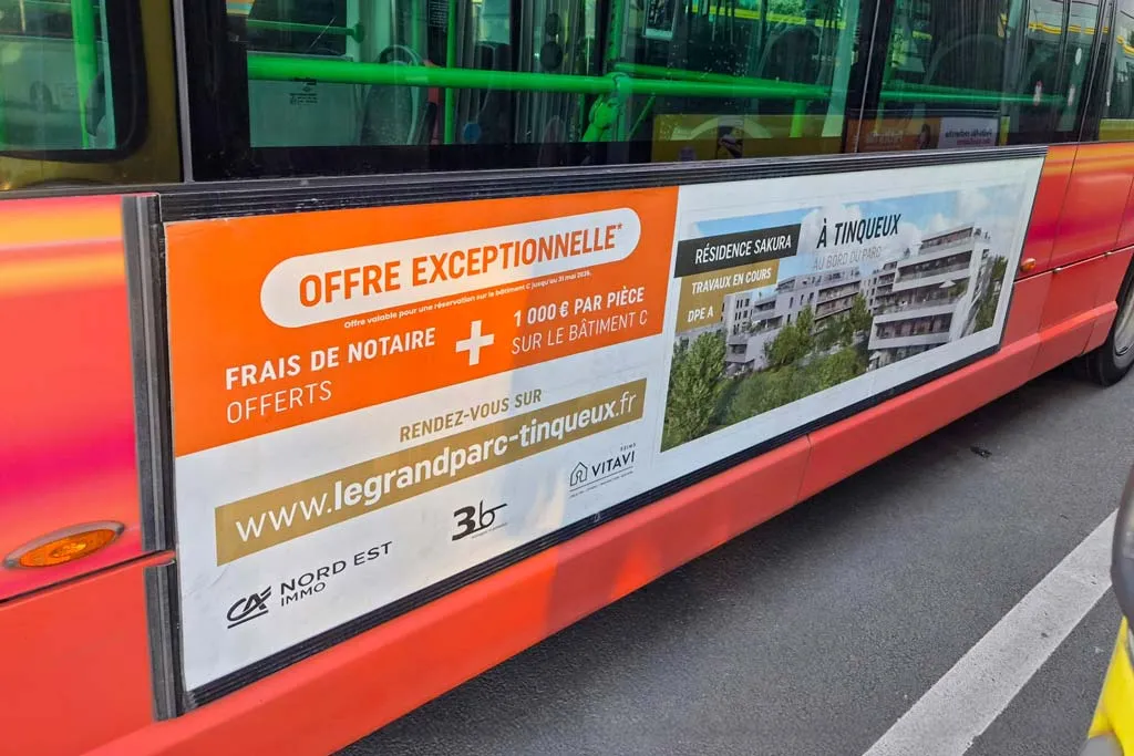 Bus urbain habillé d'une publicité pour la résidence Sakura de SAS 3B, dans le cadre d'une campagne d'affichage conçue par PROSPECTIV*.
