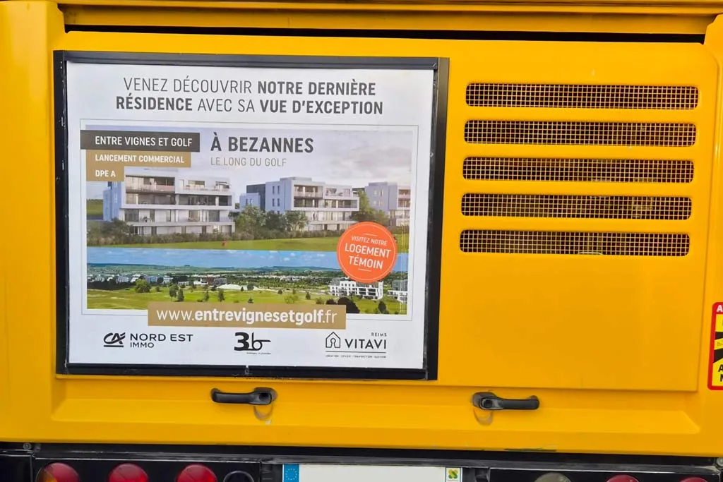 Affichage publicitaire du programme immobilier Entre Vignes et Golf de SAS 3B à l'arrière d'un bus, dans le cadre d'une campagne de communication réalisée par PROSPECTIV*.