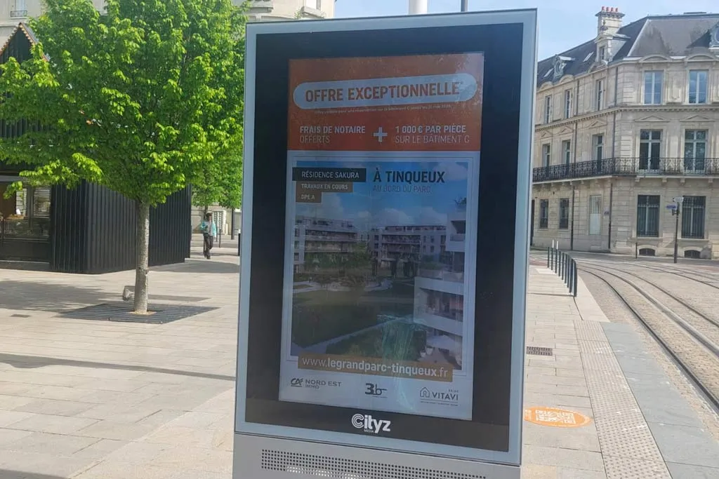 Affiche publicitaire de la résidence Sakura de SAS 3B installée dans l'espace urbain, dans le cadre d'une campagne OOH réalisée par PROSPECTIV*.