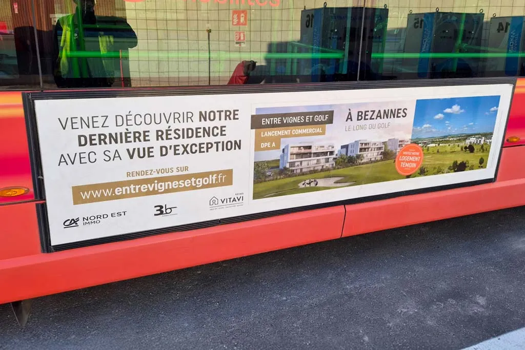 Bus urbain habillé d'une publicité pour la résidence Entre Vignes et Golf de SAS 3B, dans le cadre d'une campagne d'affichage conçue par PROSPECTIV*.