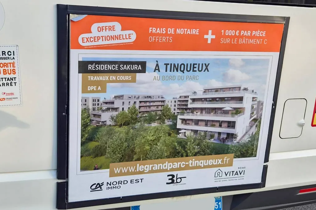 Affichage publicitaire de la résidence Sakura de SAS 3B sur l'arrière d'un bus, dans le cadre d'une campagne de communication réalisée par PROSPECTIV* Colmar .